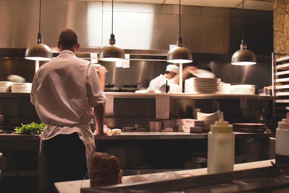 Cozinheiro trabalhando na cozinha de um restaurante